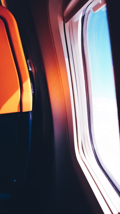 黑色和橙色的飞机窗口